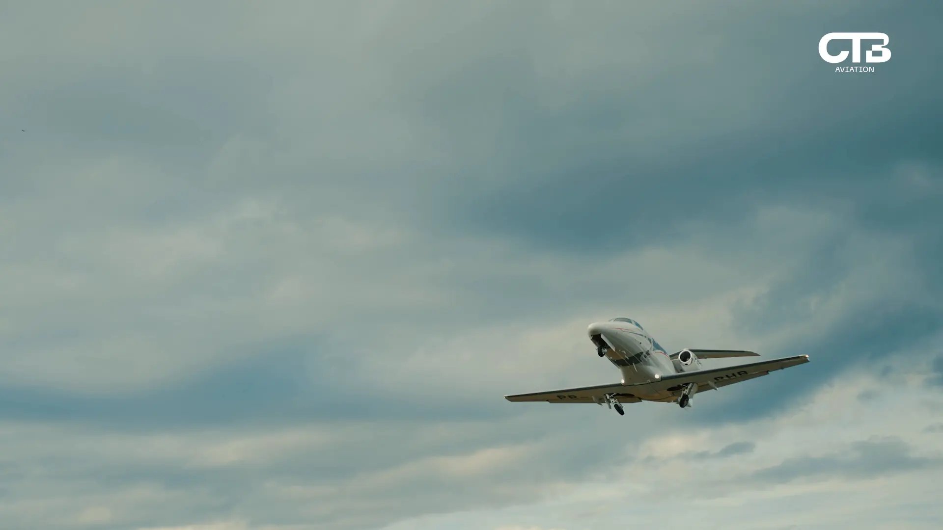 Embraer Phenom 100 decolando